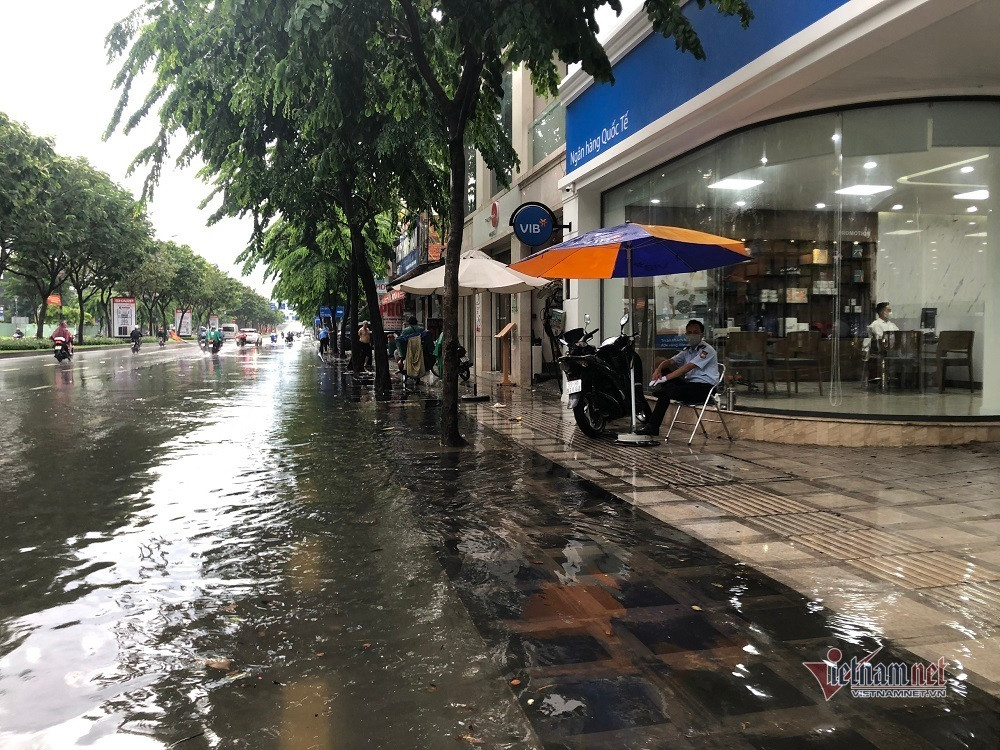 Khoảng 16h20, khu vực quận Tân Bình, Gò Vấp, quận 12... bất ngờ có mưa lớn.
