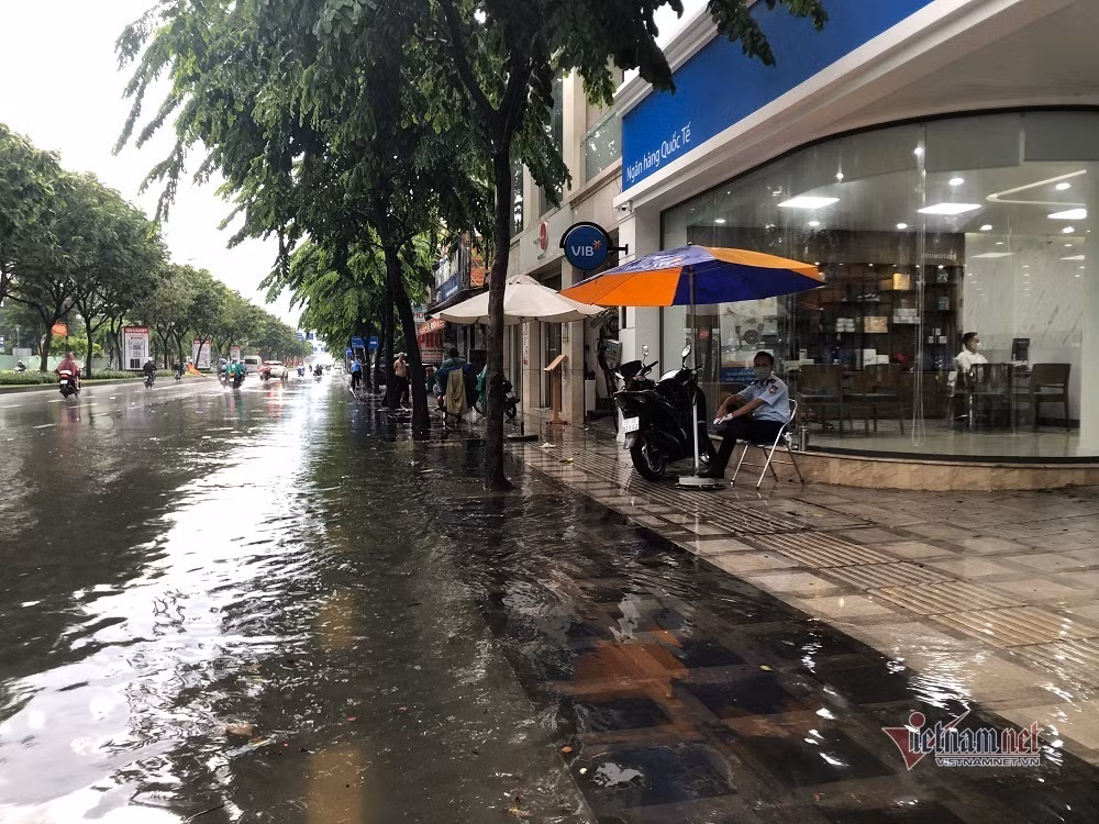 Khoảng 16h20, khu vực quận Tân Bình, Gò Vấp, quận 12... bất ngờ có mưa lớn.