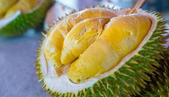 Ngoài ra, khi đi mua sầu riêng, chúng ta thường thấy một số quả đã được mở sẵn ra, bạn phải thận trọng, không nói đến thời gian bổ đã lâu, không dễ bảo quả còn có thể đã hư hỏng một số phần.