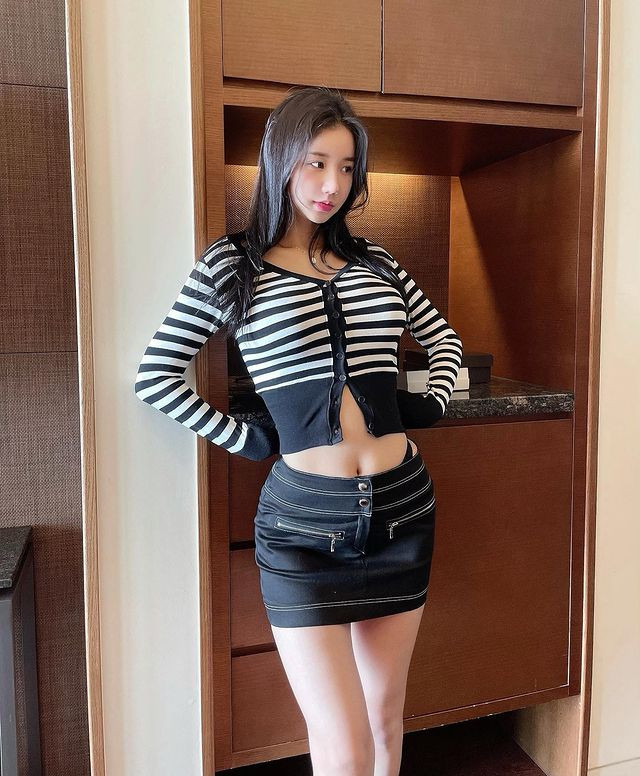 DJ MIU sở hữu gương mặt hao hao với nữ thần tượng Kpop Yoona. Cùng với thân hình đồng hồ cát đẹp chuẩn mực, nhiều người gọi cô nàng là "Yoona phiên bản hắc ám".