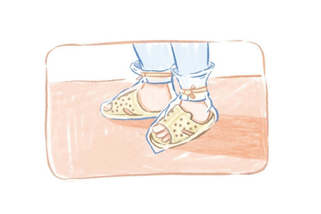 “Mình thấy thương và xúc động khi luôn có những người tử tế trong cuộc sống. Bởi vậy, mình muốn mang nguồn năng lượng tích cực, đáng yêu, ấm áp vào tranh và truyền đến mọi người. Sự tử tế lúc nào cũng có nhưng ở thời điểm này, mọi người mới được thấy rõ hơn, được thương yêu, đoàn kết với nhau để cùng cảm thấy an toàn”, Vy nói.