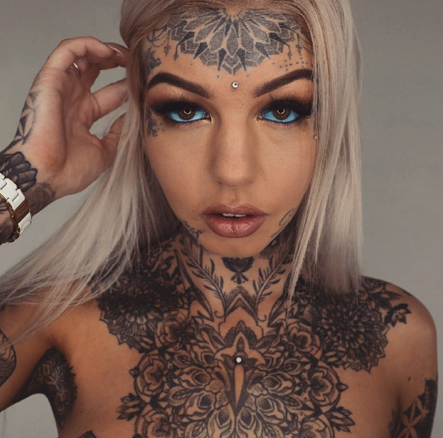 Đôi khi, Amber đổi màu tóc khiến diện mạo trông khác lạ, làm nổi bật trong mắt màu xanh của mình.