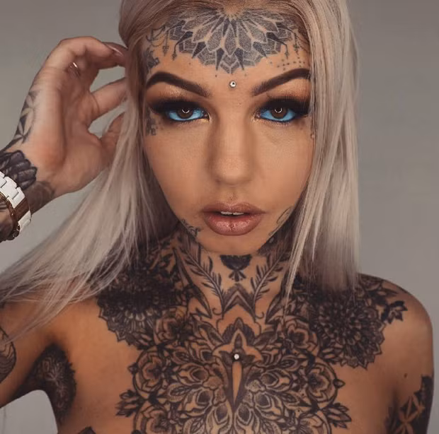 Đôi khi, Amber đổi màu tóc khiến diện mạo trông khác lạ, làm nổi bật trong mắt màu xanh của mình.