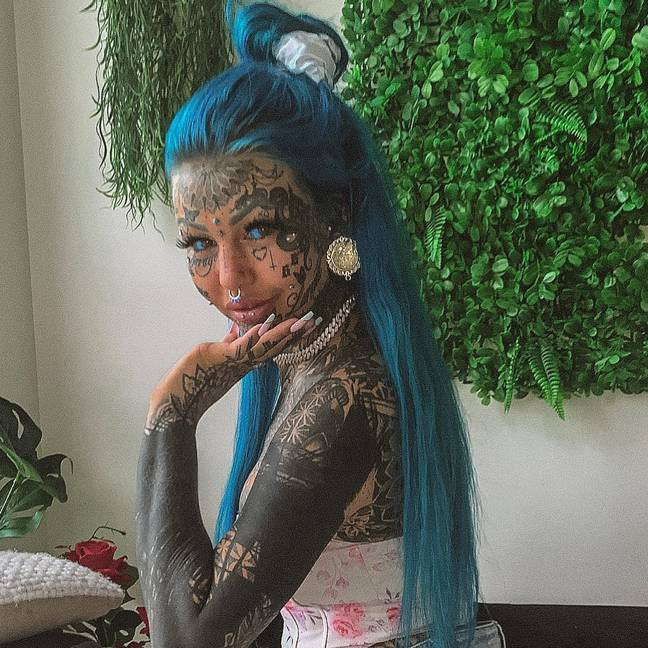 Mỗi khi xuất hiện ở bất cứ đâu, Amber đều trở thành tâm điểm của mọi ánh mắt. Tuy phải nhận nhiều lời chê bai, kỳ thị nhưng cô gái vẫn phớt lờ và sống theo cách của mình.