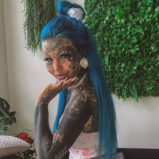 Mỗi khi xuất hiện ở bất cứ đâu, Amber đều trở thành tâm điểm của mọi ánh mắt. Tuy phải nhận nhiều lời chê bai, kỳ thị nhưng cô gái vẫn phớt lờ và sống theo cách của mình.