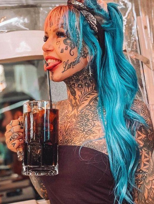 Thậm chí, Amber cũng không ngại xăm cả tròng mắt. "Tiểu long nữ" người Australia đã từng bị mù tạm thời 3 tuần sau khi phẫu thuật vì cô nhuộm nhãn cầu của mình thành màu xanh sáng cho giống như nhân vật "Rồng trắng mắt xanh" (Blue-Eyes White Dragon) trong bộ truyện Vua trò chơi Yu Gi Oh.