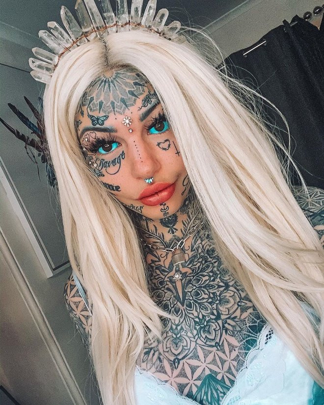 Không chỉ thế, Amber còn trải qua một ca phẫu thuật cắt da, cô mô tả nỗi đau khi thực hiện ca phẫu thuật đó thấu đến tận linh hồn.