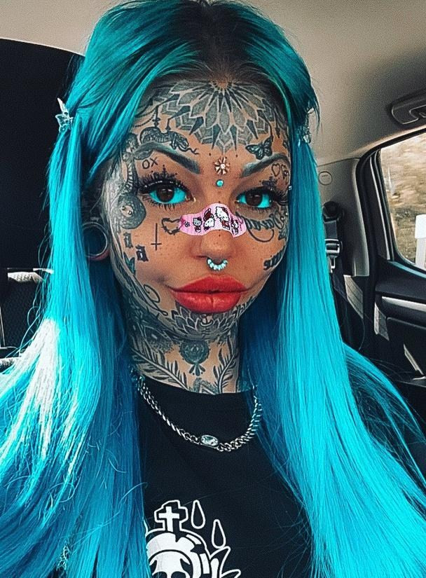 Ngoài ra, Amber cũn trải qua cuộc phẫu thuật chẻ đôi lưỡi đầy đau đớn. Cô nói rằng muốn chẻ đôi lưỡi của mình để có thể trông giống như một con rồng thực thụ. Sau đó Amber thừa nhận rằng chiếc lưỡi chẻ đôi khiến cô ấy nói ngọng thời gian đầu.