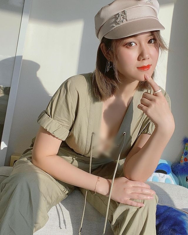 Thế nhưng vì ôm chiếc khiên này, nữ MC Bạch Vân để lộ thân hình nóng bỏng của mình, làm dấy lên nghi vấn cô nàng hoàn toàn không mặc gì.