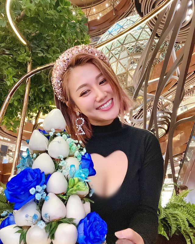 Nữ MC được ưa thích nhờ phong cách gợi cảm.