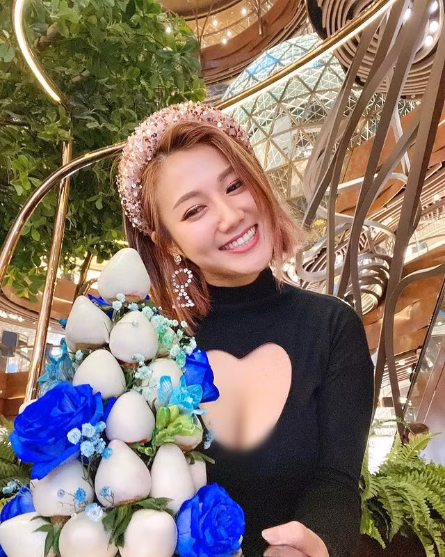 Nữ MC được ưa thích nhờ phong cách gợi cảm.