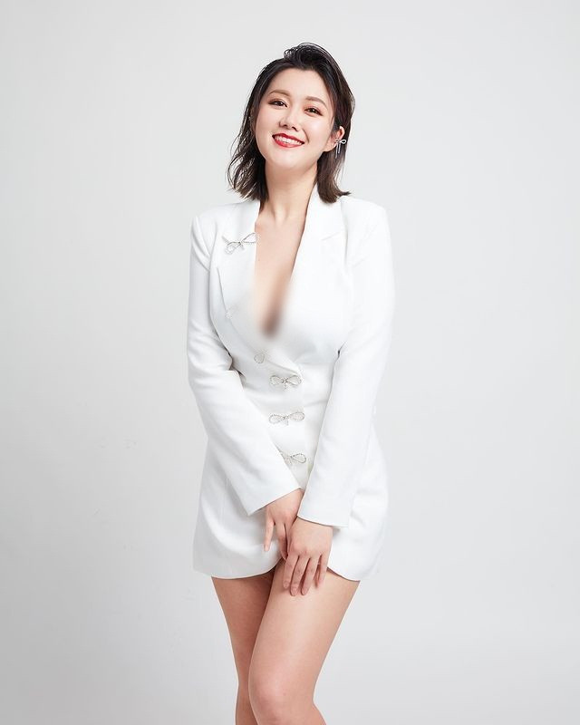 Để đáp trả lại sự thắc mắc của mọi người, nữ MC đã đăng tải thêm một loạt hình ảnh, chứng minh là mình có mặc bikini 2 mảnh.