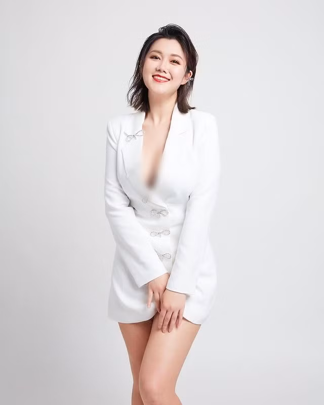 Để đáp trả lại sự thắc mắc của mọi người, nữ MC đã đăng tải thêm một loạt hình ảnh, chứng minh là mình có mặc bikini 2 mảnh.