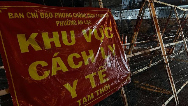 Tại khu vực chốt chặn có dán biển "Khu vực cách ly y tế tạm thời".