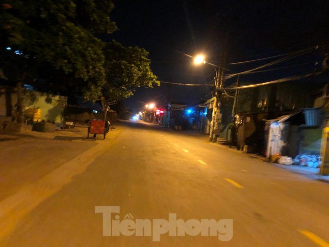 Nhiều tuyến đường ở khu vực phong tỏa của phường An Lạc không một bóng người trong đêm qua.