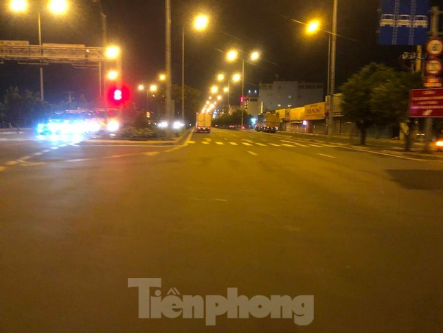 Tuyến đường Võ Văn Kiệt vẫn cho các phương tiện lưu thông nhưng không được dừng, đỗ.