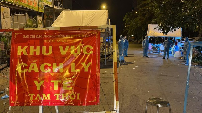 Trước đó, UBND thành phố quyết định thiết lập phong tỏa khu phố 2, 3, 4 phường An Lạc (quận Bình Tân) và ấp Tân Thới 2, Tân Thới 3, ấp Thới Tây 1 thuộc xã Tân Hiệp (huyện Hóc Môn). Đây là hai khu vực có diễn biến dịch nguy hiểm.