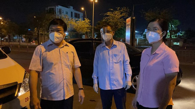 Theo lãnh đạo UBND quận Bình Tân, việc thiết lập các chốt phòng dịch tại các tuyến đường, hẻm để kiểm soát phương tiện, người ra vào các khu vực phong tỏa. Thời gian chốt chặn là 14 ngày.