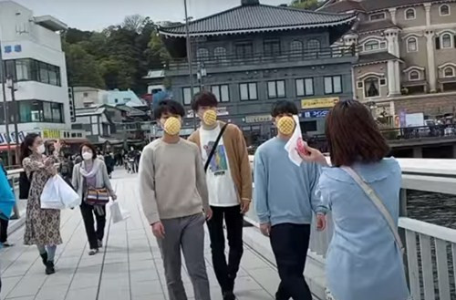 Khau trang banh mi dua vua phong dich vua an duoc khi doi gay tranh cai-Hinh-2