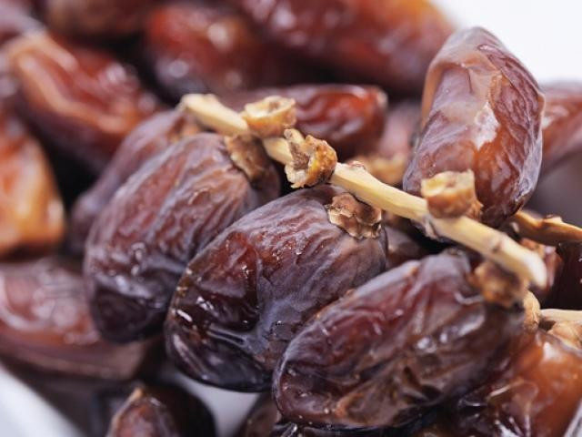 Ở sa mạc, cây chà là được mệnh danh là "bánh mì của sa mạc". Nếu không thể tìm được thức ăn nơi sa mạc hoang vu, bạn hoàn toàn có thể ăn quả chà là nếu như nhìn thấy chúng.