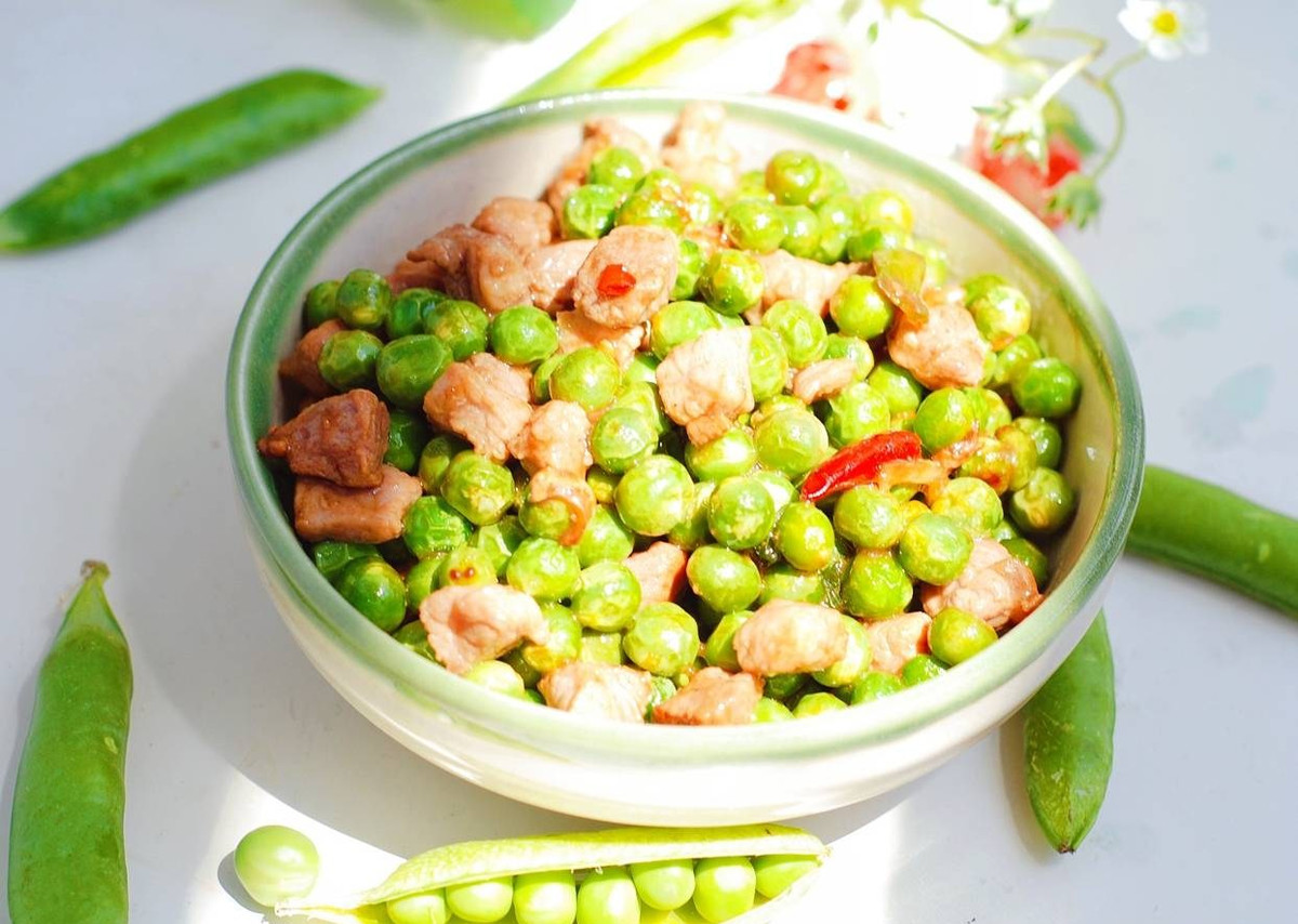 Nếu cha mẹ muốn đảm bảo nhu cầu dinh dưỡng cho não bộ của con mình thông qua chế độ ăn uống, hãy tham khảo các món dưới đây để duy trì sự cân bằng giữa nạp vào và tiêu thụ năng lượng, giúp não hoạt động trơn tru. Chú ý kết hợp hợp lý giữa thịt và rau, thực phẩm tốt nhất nên được chế biến từ nguyên liệu tươi.