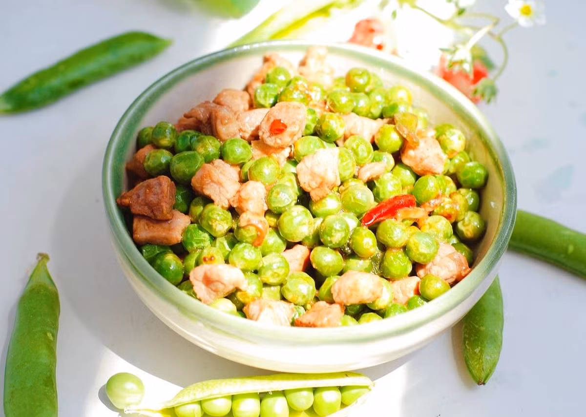 Nếu cha mẹ muốn đảm bảo nhu cầu dinh dưỡng cho não bộ của con mình thông qua chế độ ăn uống, hãy tham khảo các món dưới đây để duy trì sự cân bằng giữa nạp vào và tiêu thụ năng lượng, giúp não hoạt động trơn tru. Chú ý kết hợp hợp lý giữa thịt và rau, thực phẩm tốt nhất nên được chế biến từ nguyên liệu tươi.