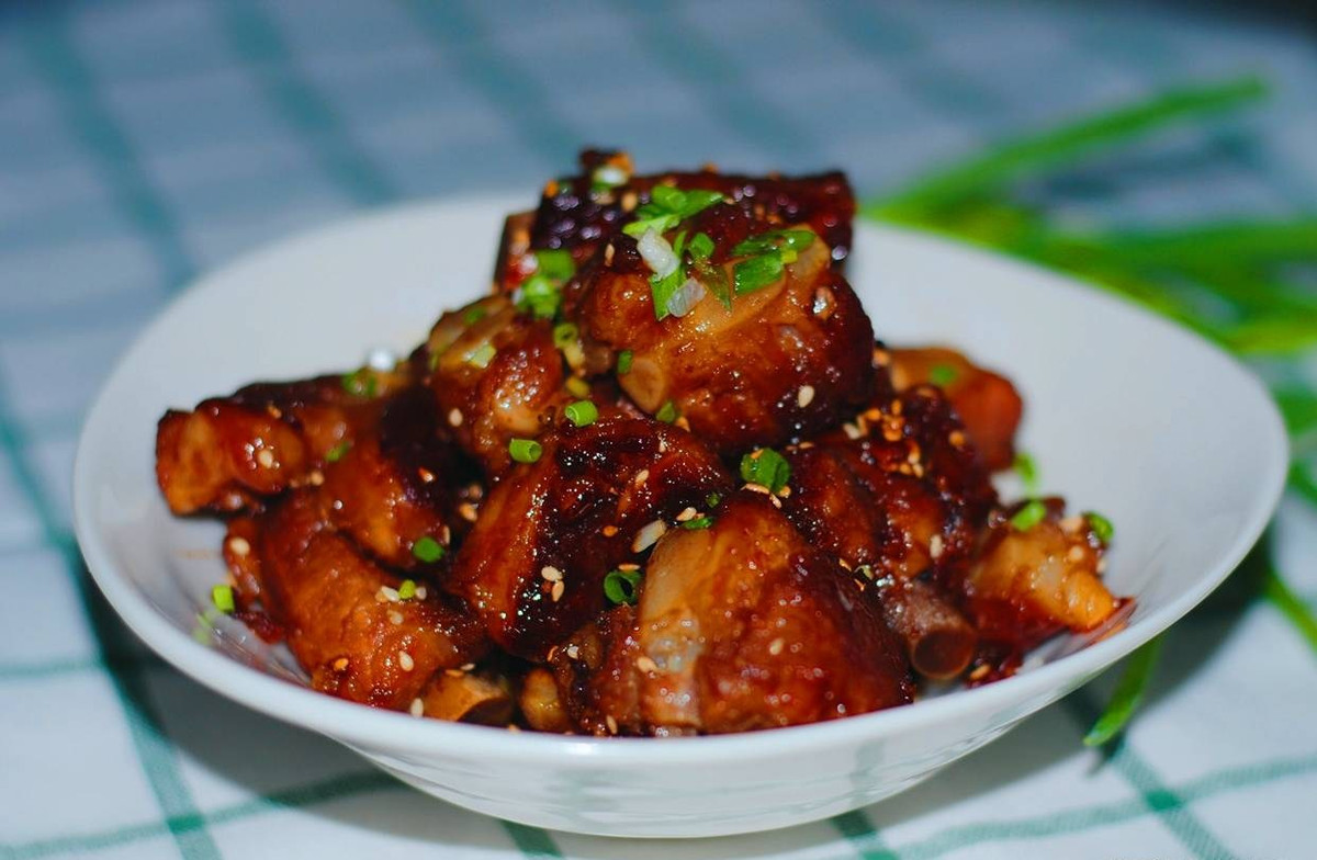 Món đầu tiên có thể tham khảo là sườn xào chua ngọt, không chỉ vị dễ ăn mà còn cung cấp rất nhiều protein, giúp phát triển tế bào não. Thêm vào đó, màu đỏ của sườn xào chua ngọt cũng khiến thí sinh cảm thấy may mắn hơn.