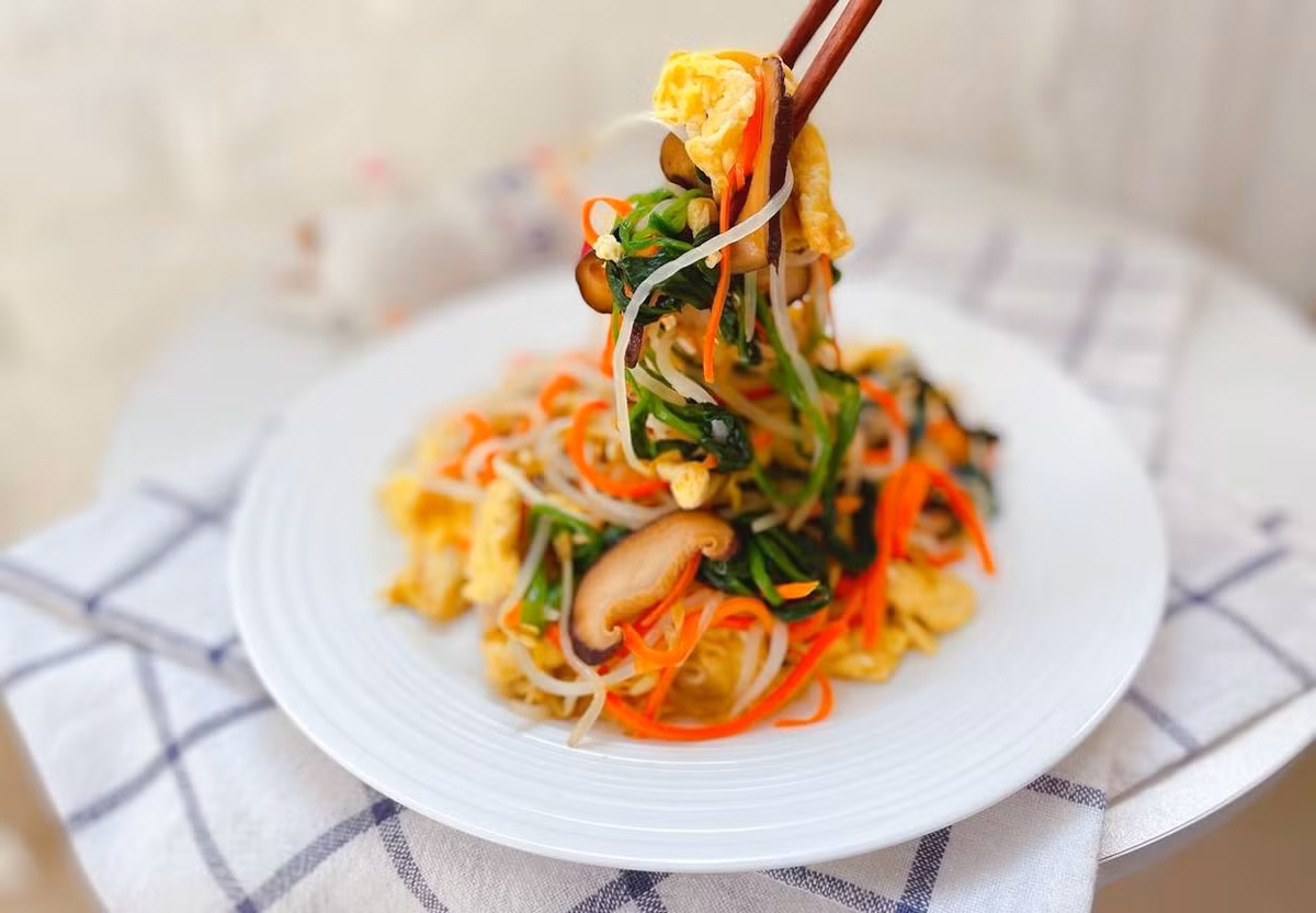 Món thứ ba là rau xào thập cẩm gồm có giá đỗ, cải bó xôi, cà rốt và nấm đông cô với trứng. Món ăn này rất đa dạng về màu sắc, toàn diện về dinh dưỡng, hương vị thơm ngon, hoàn chỉnh về màu sắc, đặc biệt thích hợp cho các thí sinh giảm căng thẳng.