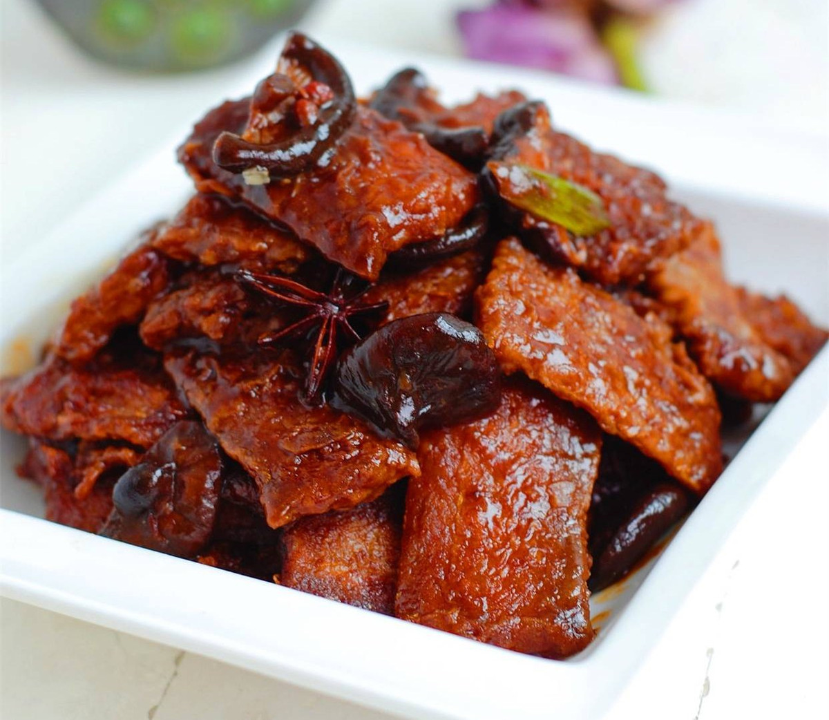 Món thứ tư là thịt om ngũ vi, vừa cung cấp đầy đủ protein, hương vị lại cực kỳ đậm đà, đưa cơm, rất ngon, rất thơm, thành phần dinh dưỡng vượt trội, kích thích não bộ hoạt động.