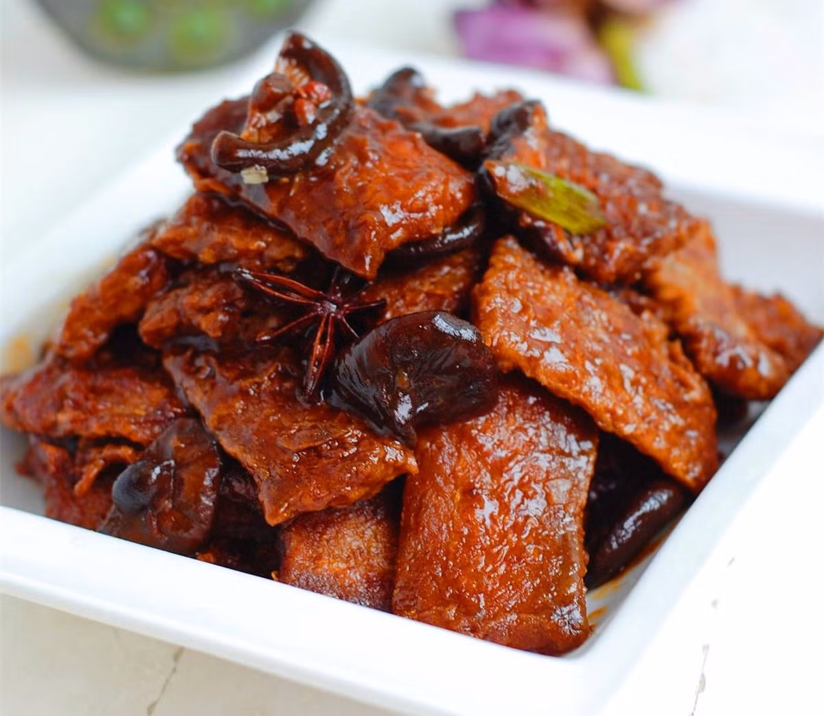 Món thứ tư là thịt om ngũ vi, vừa cung cấp đầy đủ protein, hương vị lại cực kỳ đậm đà, đưa cơm, rất ngon, rất thơm, thành phần dinh dưỡng vượt trội, kích thích não bộ hoạt động.