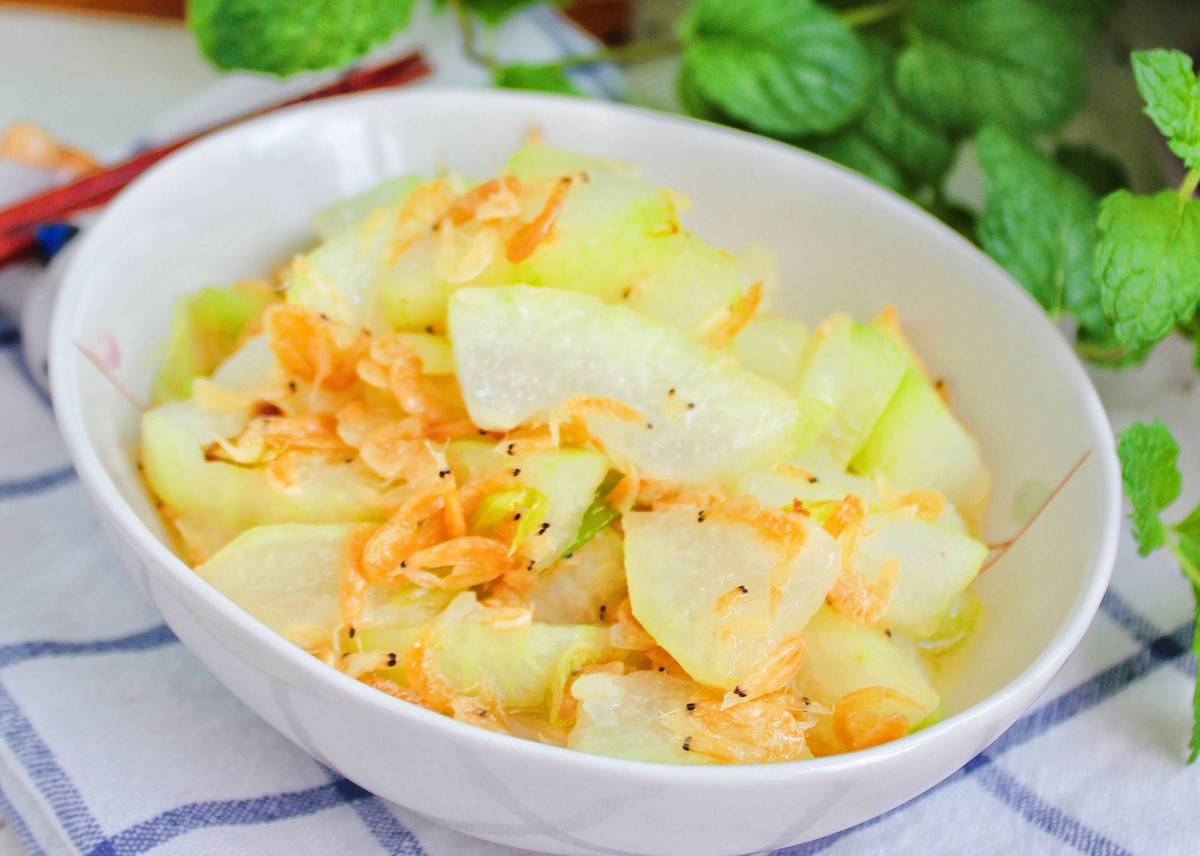 Món thứ hai là bí đao rất bổ dưỡng, có hàm lượng natri rất thấp và cũng rất giàu chất xơ. Ăn bí đao không chỉ bổ sung nước mà còn giải nhiệt. Tôm khô cực kỳ giàu canxi và được mệnh danh là "kho canxi". Bí đao xào tôm khô vừa thơm ngon, thanh nhẹ lại giàu chất dinh dưỡng.