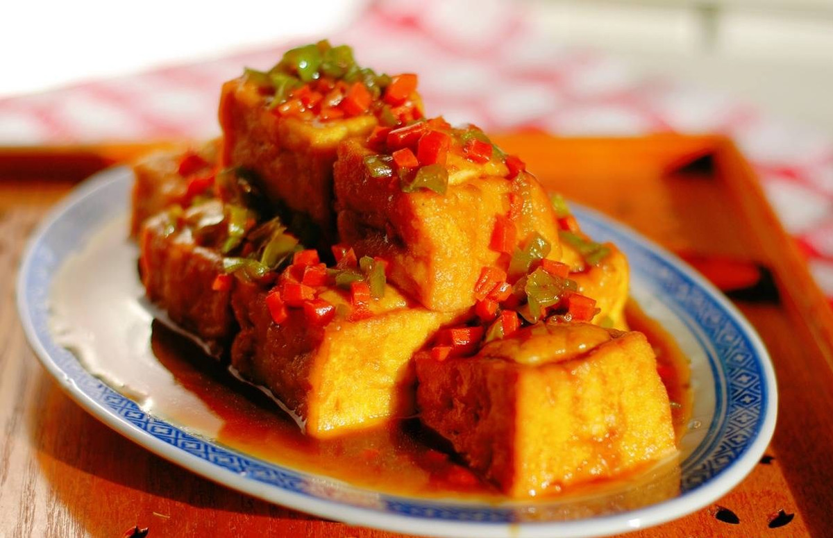 Món thứ bảy là đậu phụ đúc thịt. Đậu phụ rất giàu chất dinh dưỡng và dễ kết hợp với rất nhiều nguyên liệu. Nếu bạn đã chán những món ăn thông thường từ đậu phụ như rán, sốt, tẩm hành thì bạn nhất định phải thử món đậu phụ đúc thịt này.