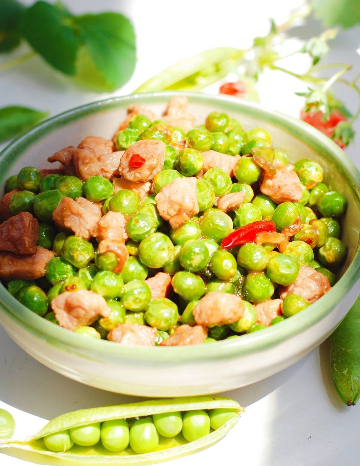 Món thứ năm là đậu hà lan xào thịt. Hiện tại đang là mùa đậu Hà Lan, hạt đậu lúc này xanh tươi và có mùi vị thơm ngon. Đây là loại thực vật rất giàu dinh dưỡng, vừa là một loại rau vừa là một loại lương thực chính, giàu vitamin A, vitamin C, axit amin, giúp thí sinh loại bỏ mệt mỏi.