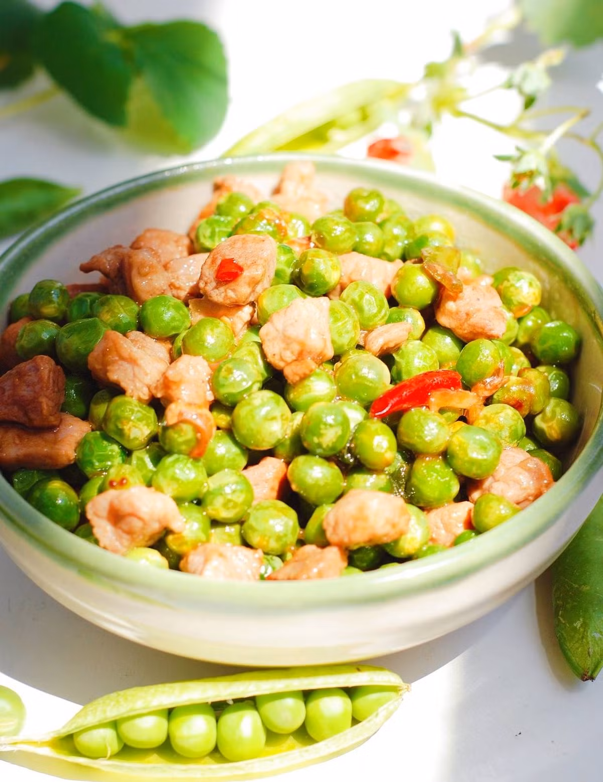 Món thứ năm là đậu hà lan xào thịt. Hiện tại đang là mùa đậu Hà Lan, hạt đậu lúc này xanh tươi và có mùi vị thơm ngon. Đây là loại thực vật rất giàu dinh dưỡng, vừa là một loại rau vừa là một loại lương thực chính, giàu vitamin A, vitamin C, axit amin, giúp thí sinh loại bỏ mệt mỏi.