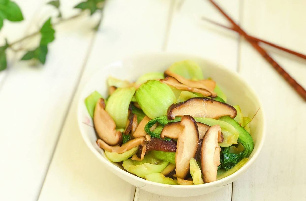 Món thứ sáu là nấm hương xào rau cải dầu. Nói đến bổ sung canxi thì thực phẩm đầu tiên mà ai cũng nghĩ đến đó là sữa thế nhưng rất nhiều loại rau cũng chứa chất này. Nấm hương là một loại nguyên liệu đa năng, khi xào cùng rau vừa có thể làm tăng giá trị dinh dưỡng cho món ăn, vừa có thể tăng thêm hương vị. Nấm hương xào chung với cải dầu vừa thơm ngon, thanh nhẹ lại bổ dưỡng.