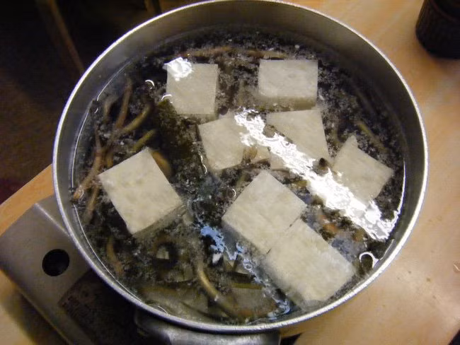 Đậu hũ là một trong những món ăn nổi tiếng nhất nhì ở xứ sở hoa anh đào, thậm chí được xem là bí quyết làm đẹp của phụ nữ Nhật Bản.