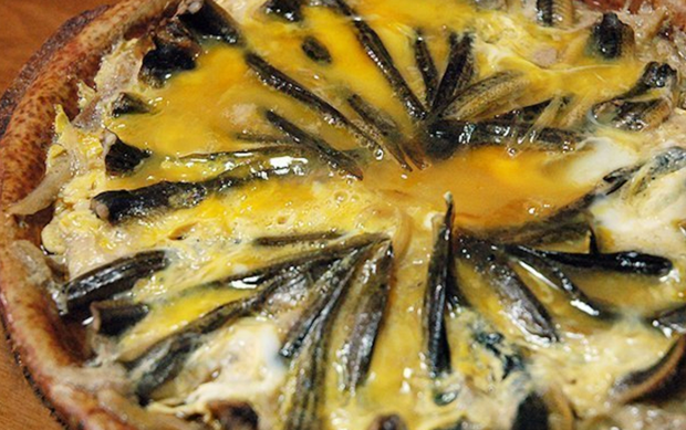 Sau khi chui vào đậu phụ, những con cá chạch sẽ bị mắc kẹt trong đó. Khi nước sôi, miếng đậu phụ cùng những con chạch cũng bị luộc chín.