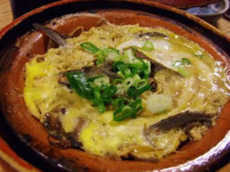 Do bản năng sinh tồn, đám cá chạch sẽ cố chui đầu vào miếng đậu hũ để trốn tránh cái nóng đang ăn mòn cơ thể.