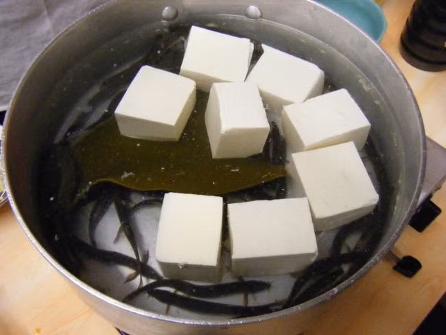 Món đậu hũ địa ngục làm từ đậu hũ và cá chạch. Nhìn qua, hai nguyên liệu này rất bình thường. Song, yếu tố rùng rợn trong món ăn này không nằm ở nguyên liệu mà nằm ở cách chế biến.