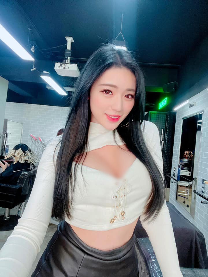 Theo tìm hiểu, từ khi còn ngồi trên ghế nhà trường, Tạ Lập Kỳ đã nổi tiếng xinh đẹp, cô nàng cũng có danh hiệu hoa khôi giảng đường.