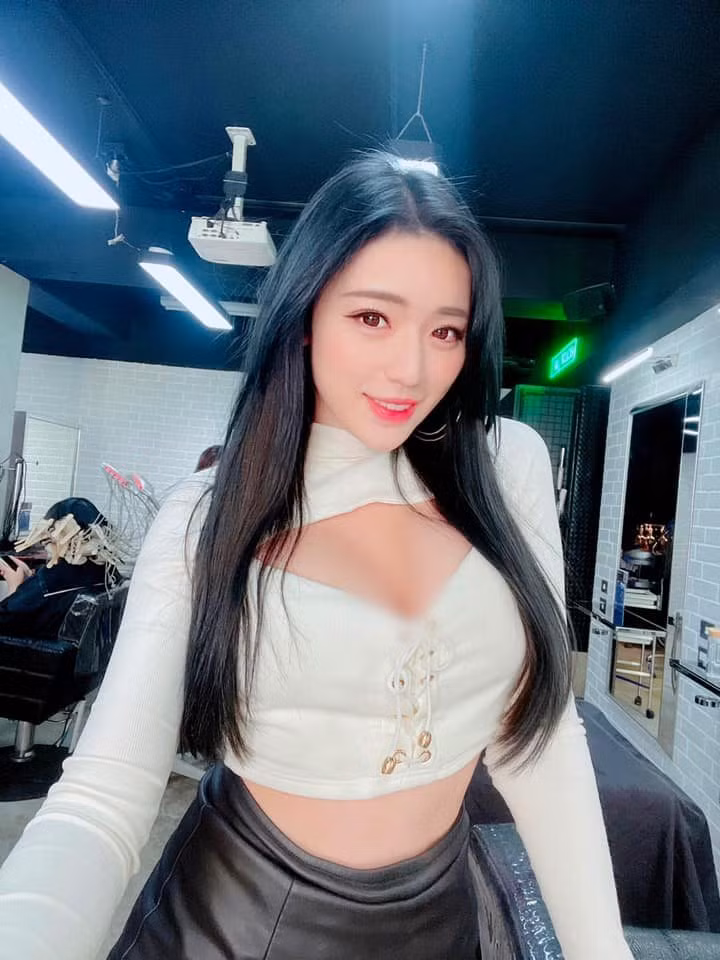 Theo tìm hiểu, từ khi còn ngồi trên ghế nhà trường, Tạ Lập Kỳ đã nổi tiếng xinh đẹp, cô nàng cũng có danh hiệu hoa khôi giảng đường.