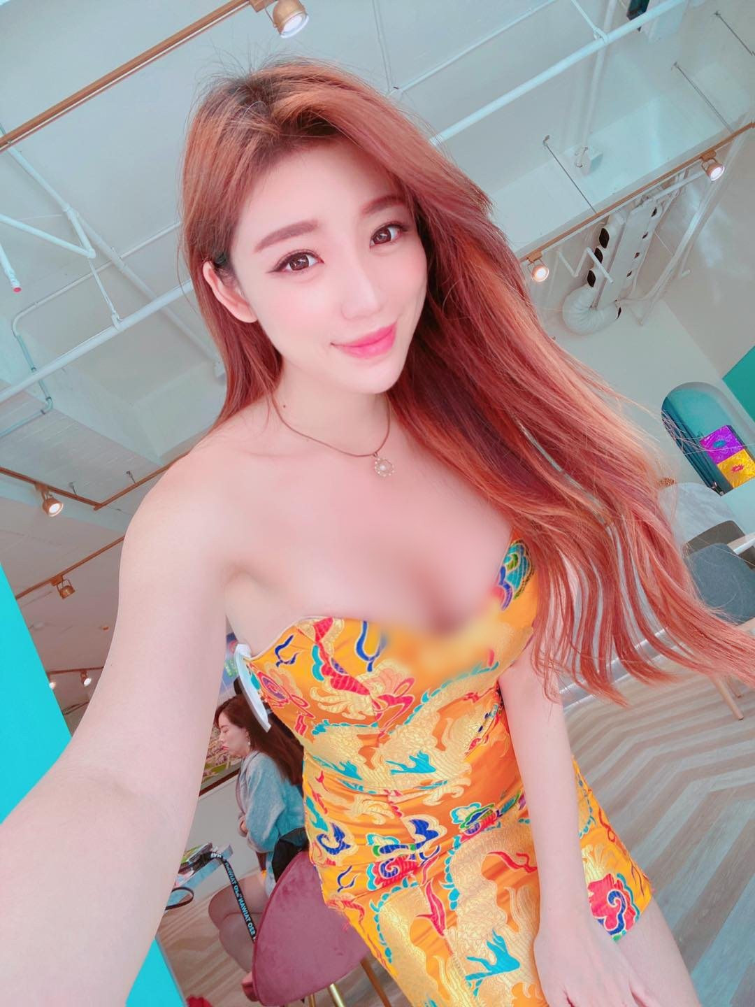 Năm trước, Tạ Lập Kỳ đã đến châu Âu để chụp ảnh, vẻ đẹp của Hy Lạp và Paris vẫn còn in sâu trong tâm trí cô, giờ dịch bệnh đang hoành hành, Tạ Lập Kỳ xúc động nói: "Tôi hy vọng mọi người đều bình an và khỏe mạnh. Dịch bệnh nhanh chóng đi qua".