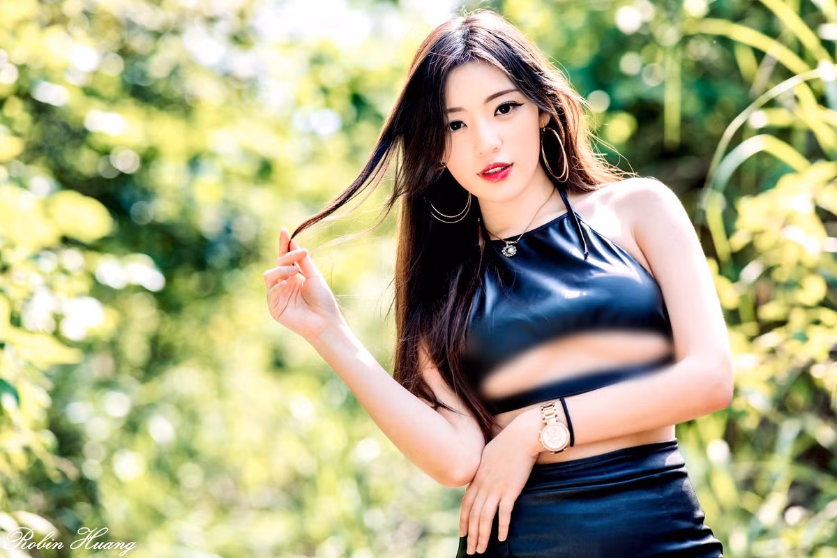 Sau khi tốt nghiệp, Tạ Lập Kỳ quyết định dấn thân vào con đường làm mẫu. Lần đầu tiên quay phim, chụp ảnh, cô cho biết cô rất lo lắng.