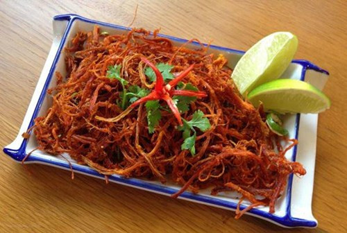 Thịt mốc, thịt xông khói, thịt ướp muối quá lâu: Vì bảo quản trong thời gian quá dài ở môi trường nóng ẩm nên những loại thịt này dễ sinh nấm mốc. Trong phần thịt mốc có chứa aflatoxin – chất đứng đầu bảng trong số các chất gây ung thư gan.