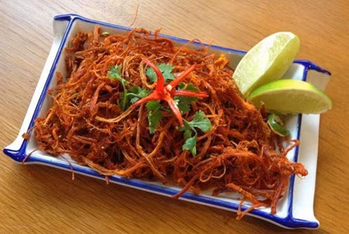 Thịt mốc, thịt xông khói, thịt ướp muối quá lâu: Vì bảo quản trong thời gian quá dài ở môi trường nóng ẩm nên những loại thịt này dễ sinh nấm mốc. Trong phần thịt mốc có chứa aflatoxin – chất đứng đầu bảng trong số các chất gây ung thư gan.