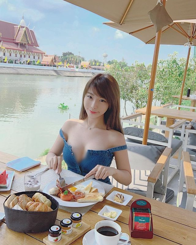 Trước đó, phong cách mà Tô Tiểu Tiểu lựa chọn vẫn là trẻ trung, gợi cảm, quyến rũ. Thế nhưng sau khi nổi, cô lại bị chỉ trích là cố tình khoe thân để kiếm fan.