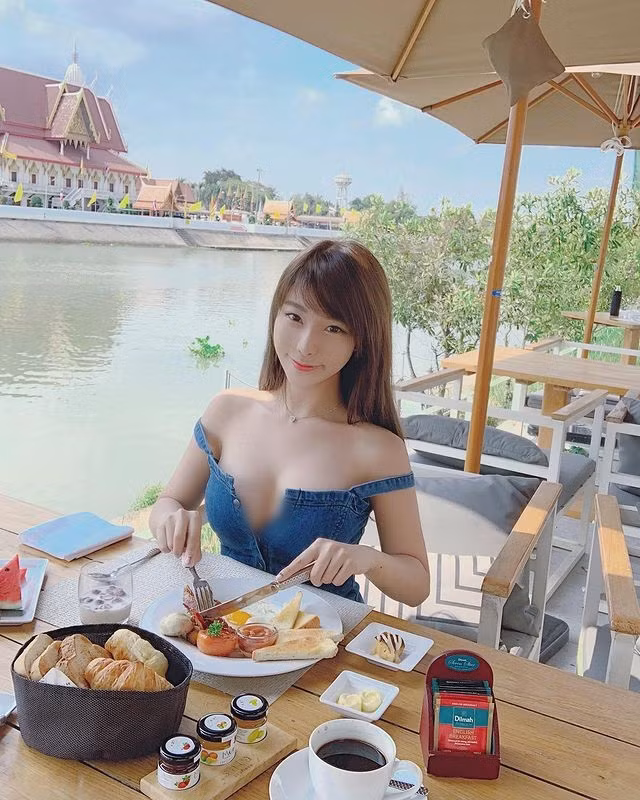 Trước đó, phong cách mà Tô Tiểu Tiểu lựa chọn vẫn là trẻ trung, gợi cảm, quyến rũ. Thế nhưng sau khi nổi, cô lại bị chỉ trích là cố tình khoe thân để kiếm fan.