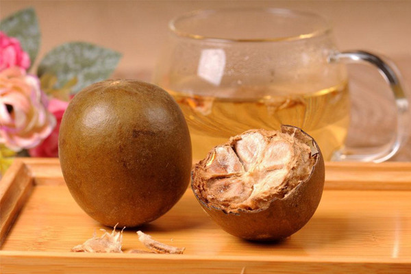 Đồng thời, nước ngâm từ quả la hán còn có thể giúp làm giảm những cơn đau họng, giảm đờm.