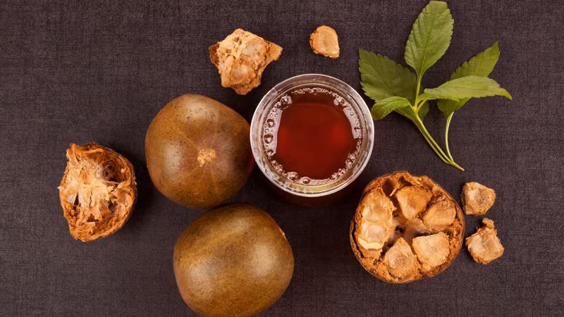 Các chuyên gia dinh dưỡng cũng tiết lộ, với tác dụng bổ phổi, tiêu đờm, quả la hán cũng có thể dùng để nấu canh, khiến canh ngọt và bổ dưỡng hơn.