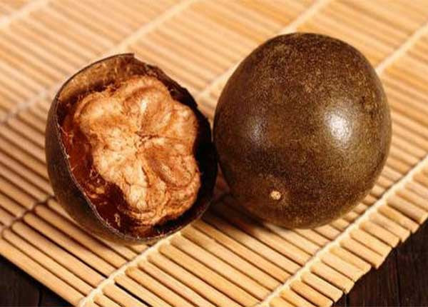 Có rất nhiều loại trái cây hiếm và lạ và quả la hán là một trong số đó. Đặc điểm của loại quả này là không ăn sống được nhưng có độ ngọt gấp 300 lần đường mía. Cũng vì độ ngọt "kinh dị" nên chỉ cắn một miếng thôi cũng thấy chóng mặt rồi.